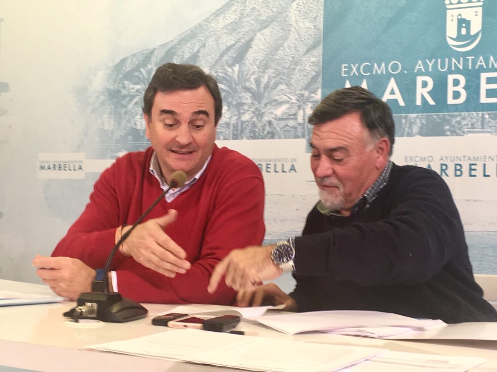 El portavoz del gobierno de Marbella, Félix Romero, junto al también concejal del PP, Baldomero León, este martes en rueda de prensa constan asuntos pendientes reclamados por el Ayuntamiento a la Junta de Andalucía. FOTO/ CABANILLAS