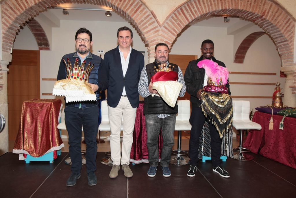 El concejal de Fiestas Félix Romero (segundo izqda) junto a quienes harán este año de Reyes Magos en Marbella. FOTO/ Ayto de Marbella