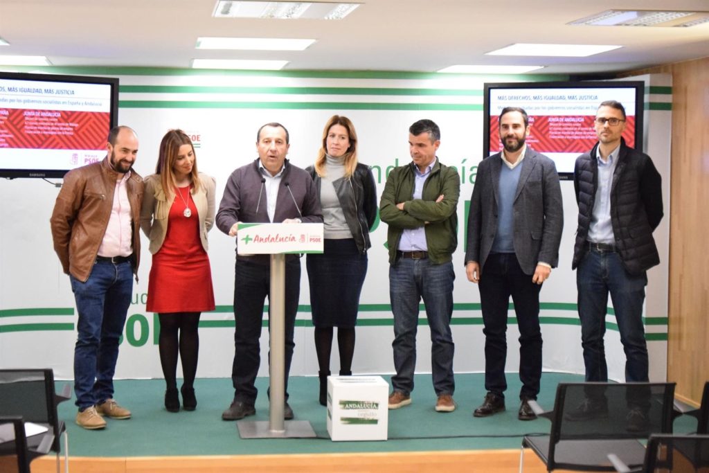 El secretario general del PSOE de Málaga, José Luis Ruiz Espejo, este martes durante su comparecencia junto a miembros de la Ejecutiva provincial, entre ellos José Bernal (tercero por la drcha). FOTO/ PSOE