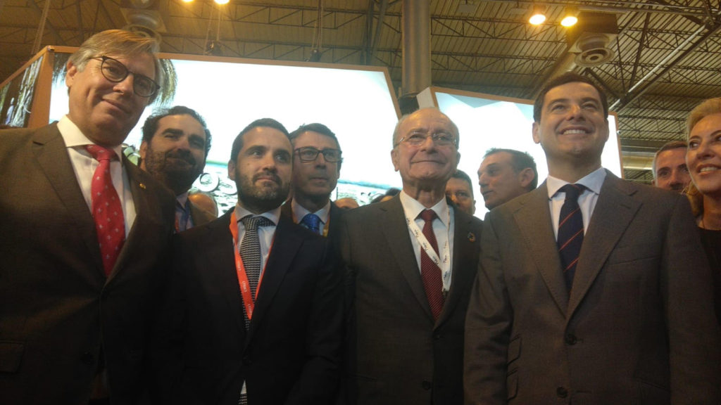 El diputado Jacobo Florido, responsable de Turismo Costa del Sol (tercero izqda) junto al alcalde de Málaga, Francisco de la Torre y el presidente de la Junta, Juanma Moreno, ademas del alcalde de Coín, Fernando Fernández Tapias, el consejero delegado de Acosol, Manuel Cardeña y el directivo de Aehcos José Carlos Escribano este miércoles en Fitur. FOTO/ MC