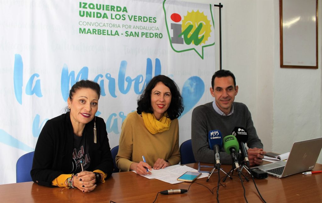 La diputada de UP Eva García Sempere, entre los concejales de IU Victoria Morales y Miguel Díaz, durante la comparecencia de este miércoles. FOTO// IU