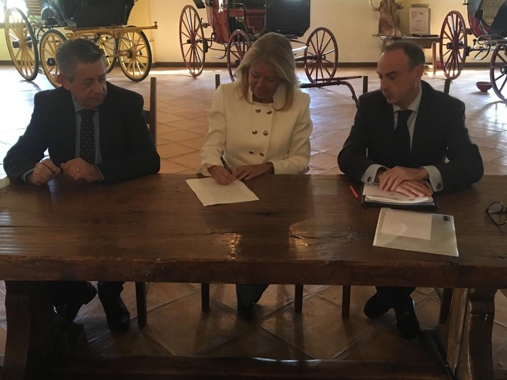 La alcaldesa de Marbella, Ángeles Muñoz, firmando este martes la incorporación al patrimonio municipal de dos fincas de Roca junto a un administrador de Roca y el notario. FOTO/ @RTVMarbella