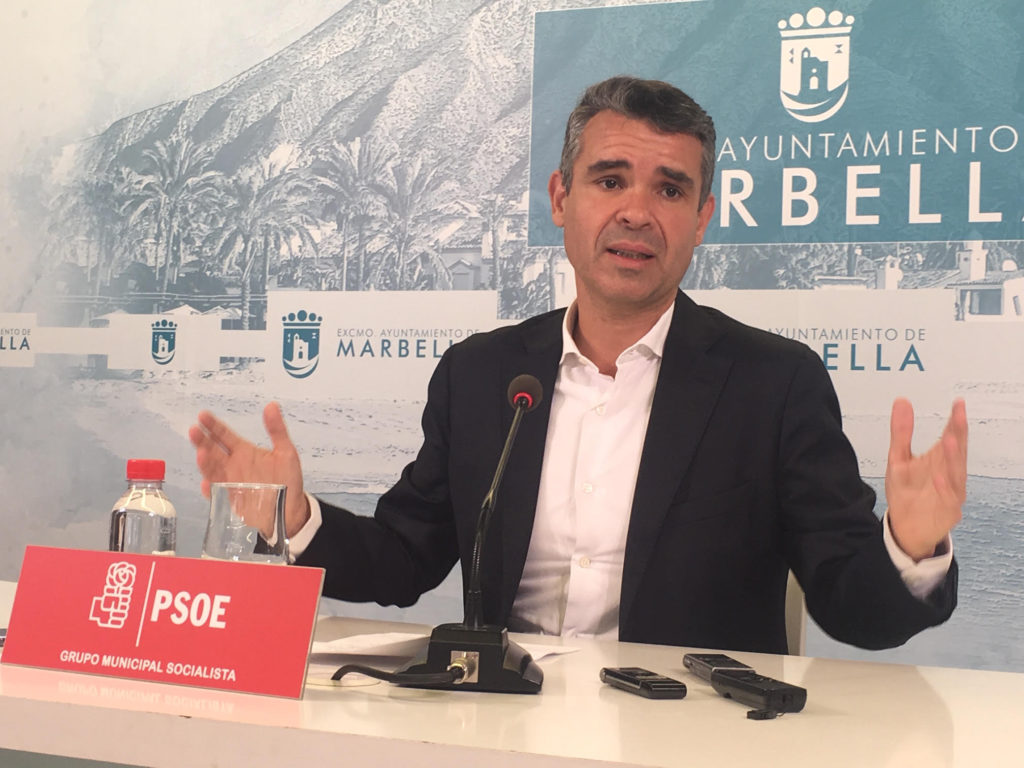 El portavoz del PSOE en el Ayuntamiento de Marbella, José Bernal, este viernes en rueda de prensa. FOTO/ CABANILLAS