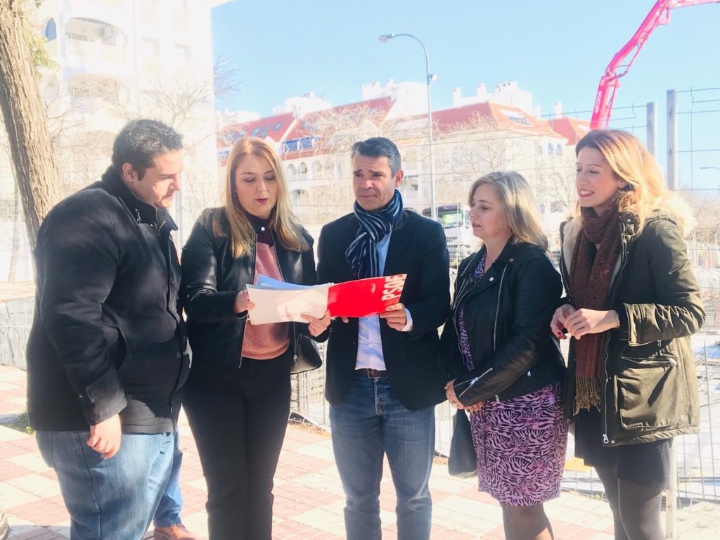 El presidente del PSOE de Málaga, José Bernal, (centro) junto a otros cargos del PSOE, este martes en San Pedro. FOTO/ PSOE