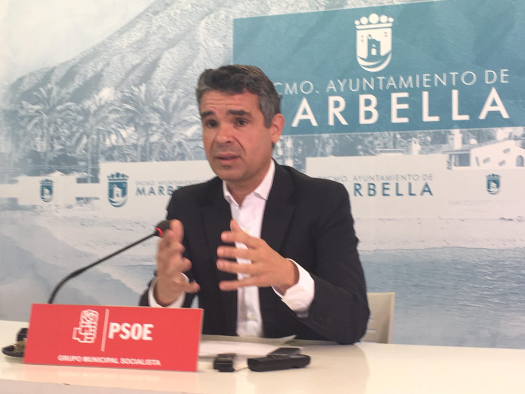 El candidato del PSOE a la Alcaldía de Marbella y portavoz municipal, José Bernal, este lunes en rueda de prensa. FOTO/ CABANILLAS
