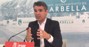 El candidato del PSOE a la Alcaldía de Marbella y portavoz municipal, José Bernal, este lunes en rueda de prensa. FOTO/ CABANILLAS