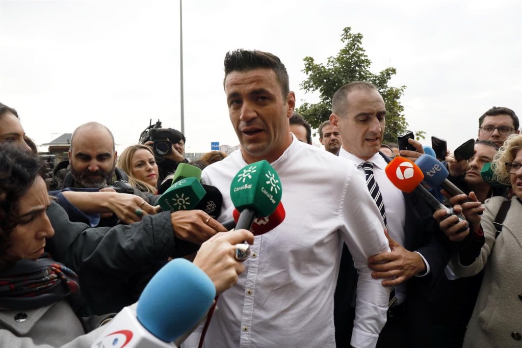 David Serrano, en primer término, junto a su abogado, el letrado marbellí Antonio Flores, este viernes a su llegada a la Audiencia de Málaga. FOTO/ EP
