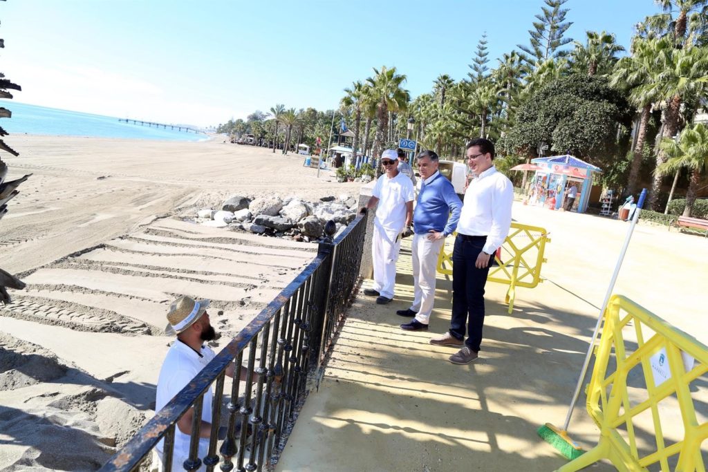 El concejal de Obras de Marbella, Javier García, junto al coordinador Eloy Ortega supervisando los trabajos este miércoles. FOTO/ Ayto de Marbella
