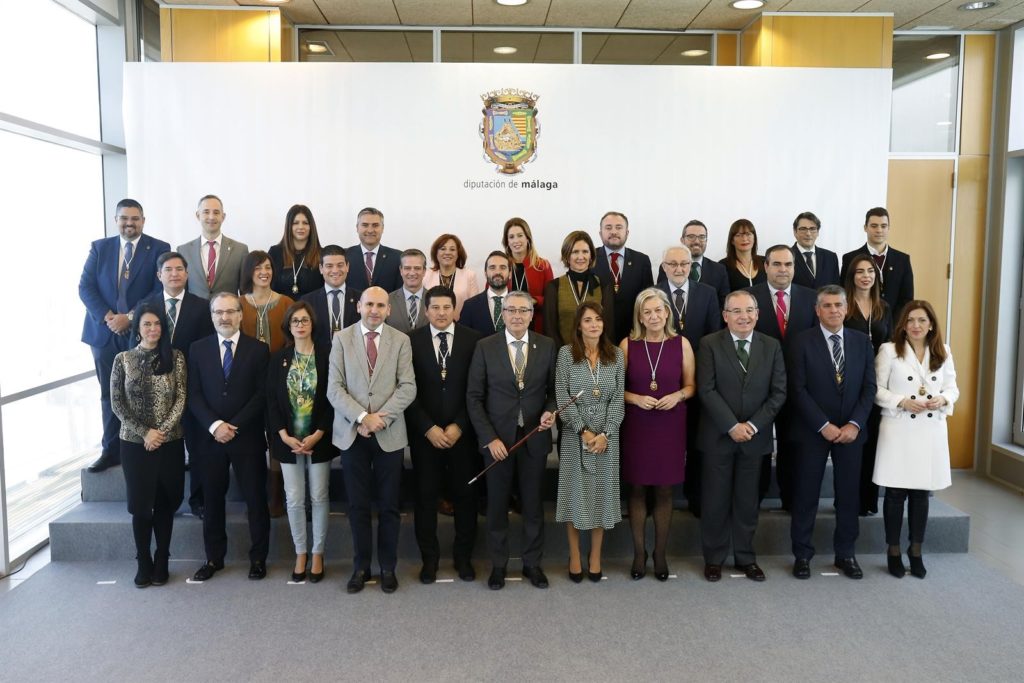 Foto de familia de la Corporación de la Diputación de Málaga este martes, con Francisco Salado al frente como nuevo presidente. FOTO/ Europa Press-Alex Zea