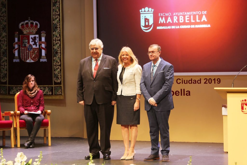 La alcaldesa de Marbella, Ángeles Muñoz, flanqueada por el juez Godino (izqda) y el historiador local Francisco Moyano, este jueves. FOTO/ marbella.es
