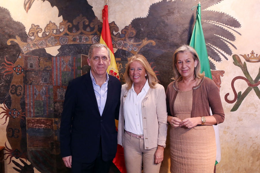El hasta hoy director general de Urbanismo de Marbella, José María Morente, junto a la alcaldesa, Ángeles Muñoz, y la edil de Urbanismo, Kika Caracuel en una imagen sin datar difundida este martes por la página web municipal