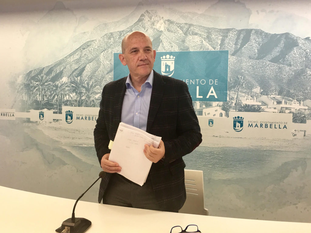 El concejal delegado de Hacienda y Patrimonio, Manuel Osorio, este lunes en rueda de prensa. FOTO/ CABANILLAS