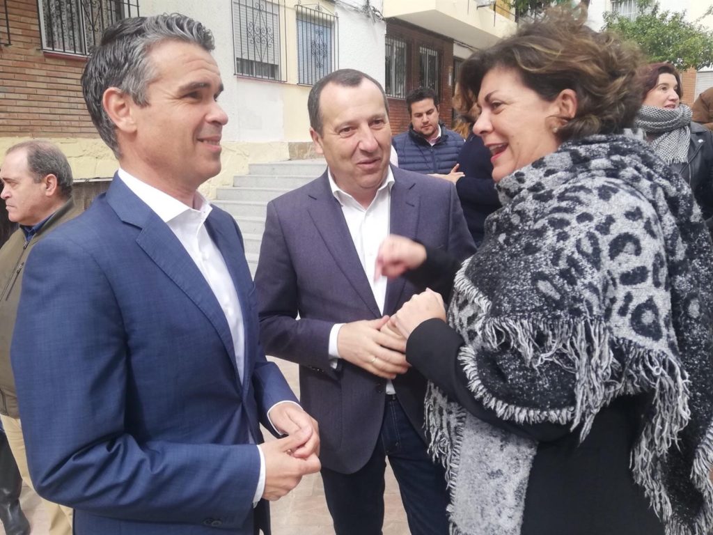 El candidato socialista, José Bernal, dialoga con Ruiz Espejo y la diputada Fuensanta Lima durante la presentación de la lista electoral. FOTO// PSOE