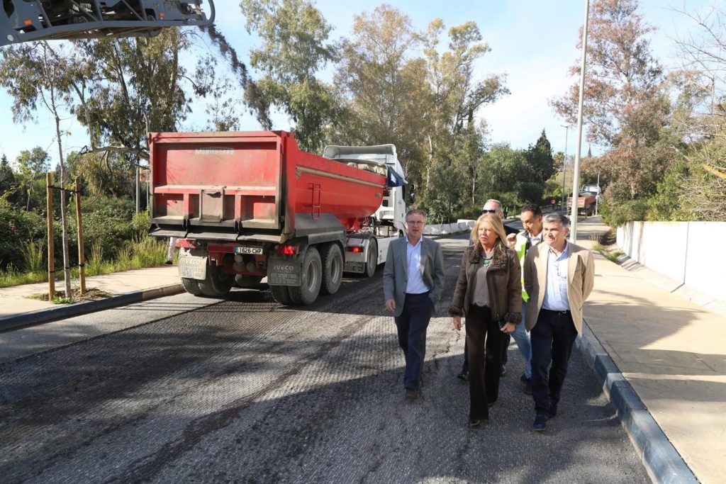 La alcaldesa de Marbella, Ángeles Muñoz, y el delegado de Obras, Javier García, este jueves supervisando las labores. FOTO/ Ayto de Marbella