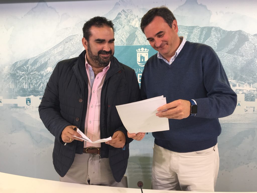 El portavoz municipal, Félix Romero, junto al concejal de Medio Ambiente, Manuel Cardeña, tras su comparecencia de prensa. FOTO// M.C