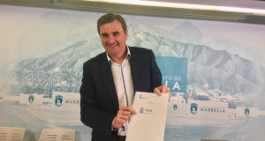 El portavoz del equipo de gobierno de Marbella, Félix Romero, muestra documentos este lunes en rueda de prensa. FOTO/ CABANILLAS.