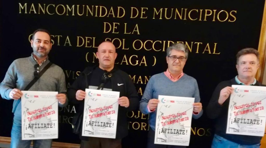 El fundador del sindicato SEPMA, José Luis Gutiérrez (primero por la drcha) junto al edil socialista Javier Porcuna (segundo drcha) y otros sindicalistas cuando presentaron este sindicato en ACOSOL. FOTO/ Cedida