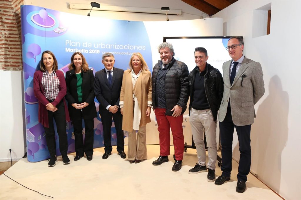 La alcaldesa y el concejal de Obras, junto a representantes de las empresas que ejecutarán las mejoras en Marbella. FOTO//EP