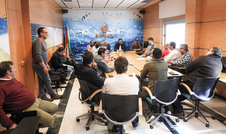Imagen de la reunión que mantuvo el consejero delegado de Acosol, Manuel Cardeña, días atrás con representantes sindicales. FOTO/ Acosol