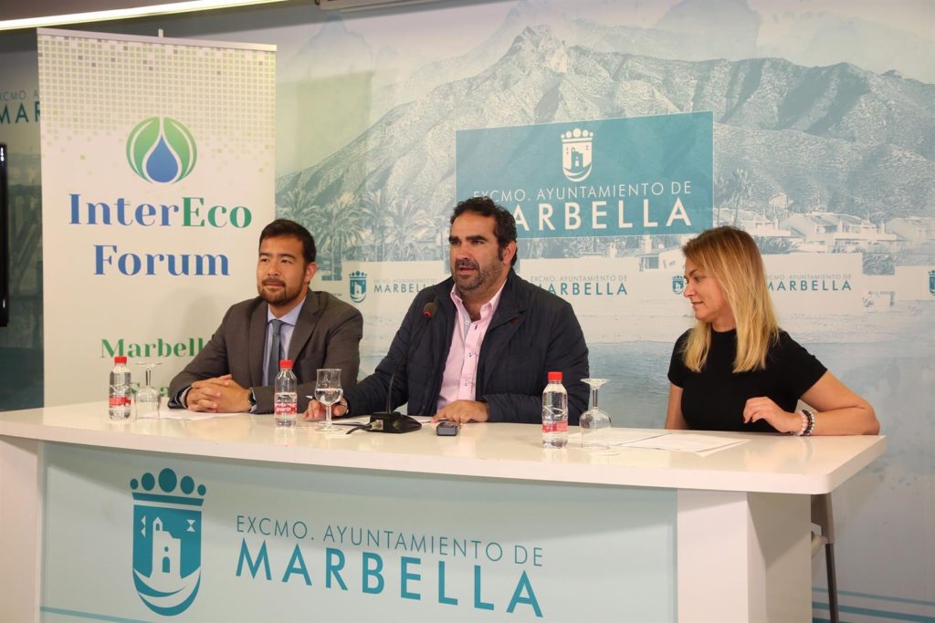 En el centro el concejal de Medio Ambiente de Marbella, Manuel Cardeña, junto a los organizadores. FOTO/ Ayto de Marbella