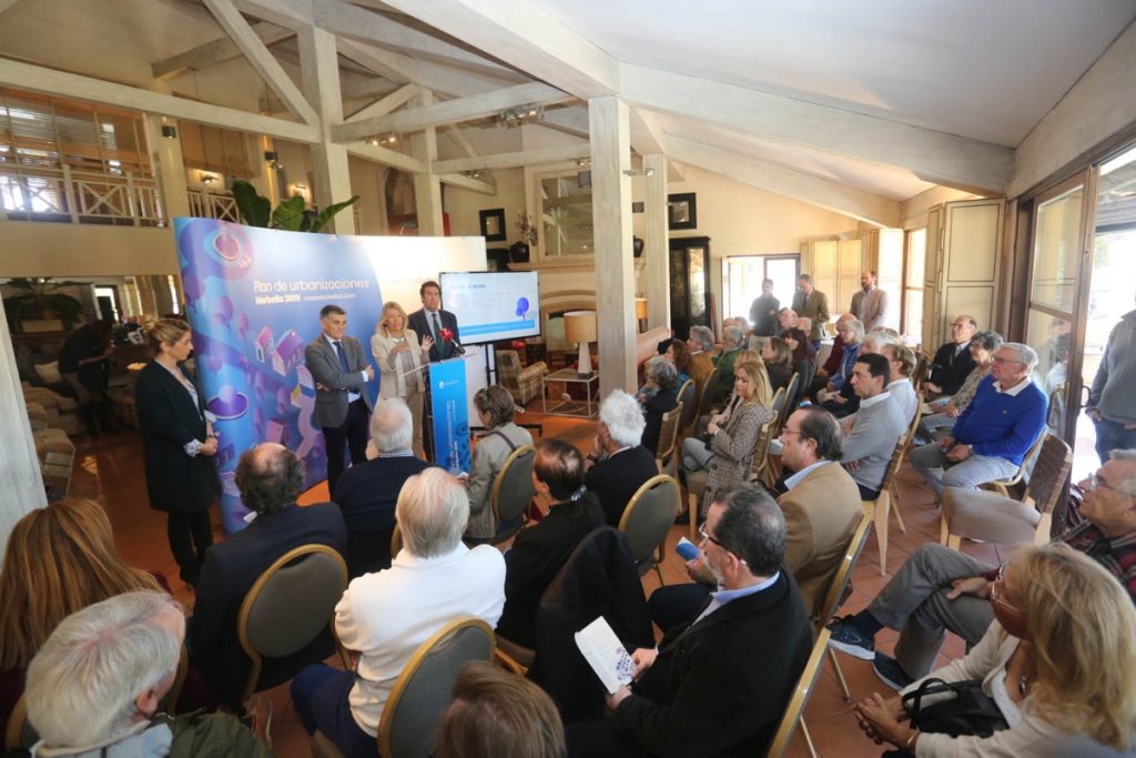 La alcaldesa de Marbella, Ángeles Muñoz, acompañada del concejal de Obras, Javier García, y el de Las Chapas, Carlos Alcalá, este jueves reunida con vecinos. FOTO/ marbella.es