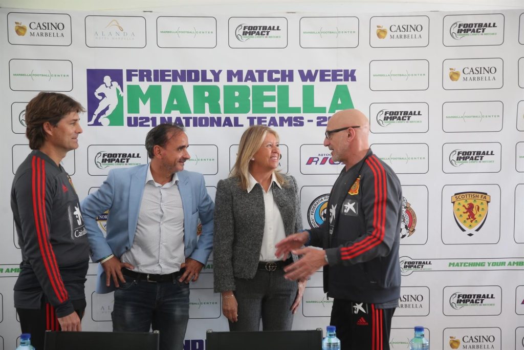 La alcaldesa de Marbella, Ángeles Muñoz, este martes junto a los responsables de la selección Sub 21. FOTO/ Ayto de Marbella