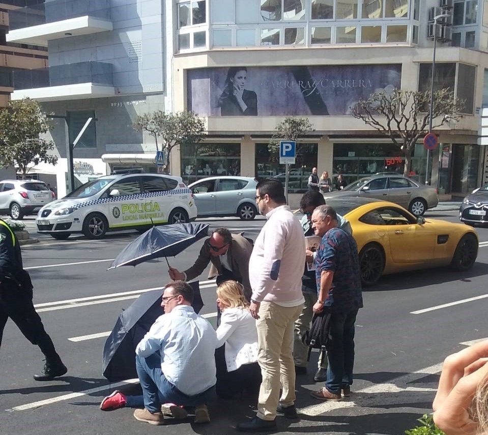La alcaldesa de Marbella, Ángeles Muñoz, agachada atiende a la accidentada en Ricardo Soriano. FOTO/ EP