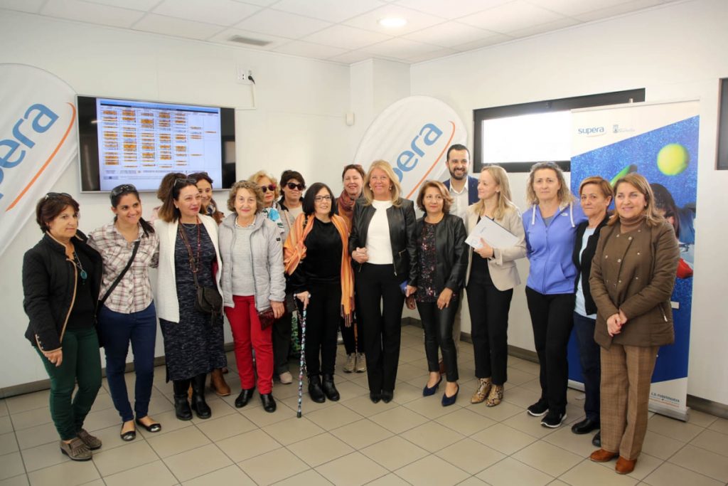 Imagen del encuentro de la alcaldesa de Marbella, Ángeles Muñoz, con integrantes de la asociación este jueves. FOTO/ marbella.es