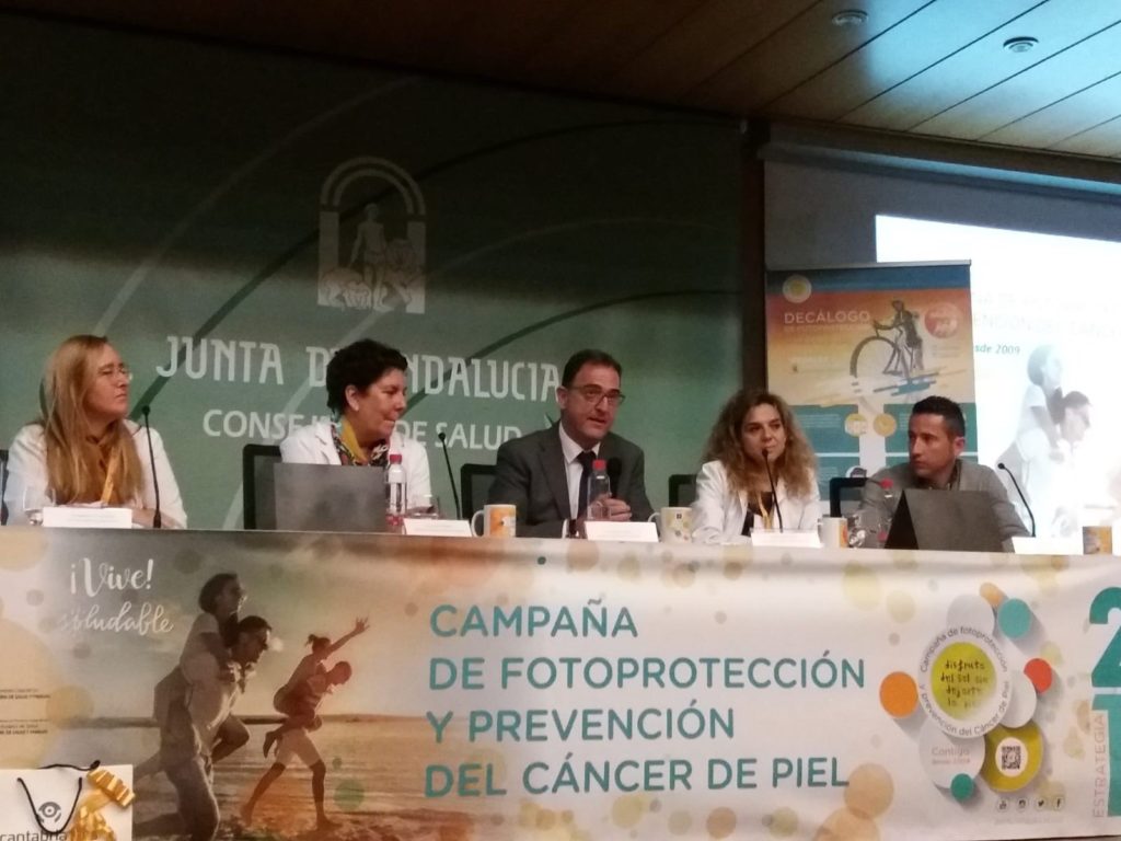 Bautista, en el centro de la mesa, durante la presentación de la jornada de fotoprotección. FOTO//Junta