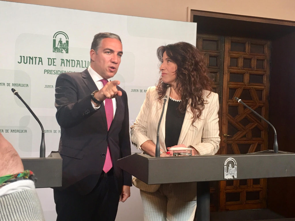 El consejero de Presidencia de la Junta, Elías Bendodo, junto a la consejera de Igualdad y Políticas Sociales, Rocío Ruiz, este martes en la rueda de prensa posterior al Consejo de Gobierno. FOTO/ CABANILLAS