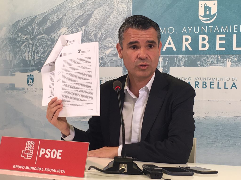 El portavoz del PSOE de Marbella, José Bernal, en imagen reciente mostrando documentos. FOTO/ CABANILLAS