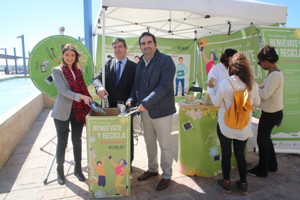 El concejal de Medio Ambiente de Marbella, Manuel Cardeña (primero por la drcha) junto a los organizadores de la campaña este jueves. FOTO/ marbella.es