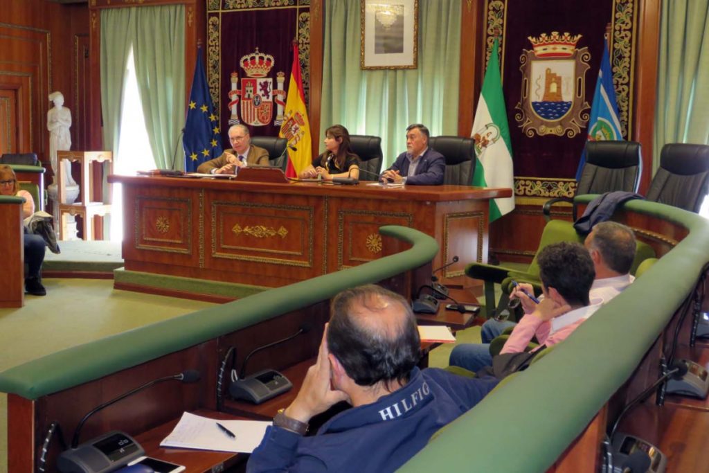 La directora general de Recursos Humanos, Carmen Pallarés, sentada junto al concejal del área, Baldomero León, este miércoles en el salón de Plenos del Ayuntamiento de Marbella, durante una reunión con sindicatos. FOTO/ marbella.es
