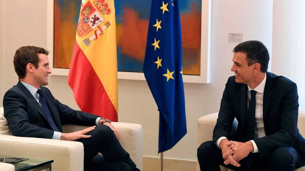 Imagen de archivo de una reunión mantenida en Moncloa entre Pedro Sánchez y Pablo Casado. FOTO/ Rtve