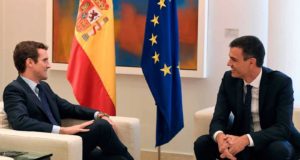 Imagen de archivo de una reunión mantenida en Moncloa entre Pedro Sánchez y Pablo Casado. FOTO/ Rtve