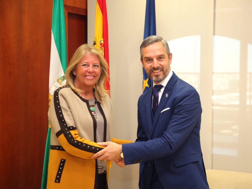 La alcaldesa de Marbella, Ángeles Muñoz, con el consejero de Hacienda de la Junta, Juan Bravo, este lunes. FOTO/ Ayto de Marbella
