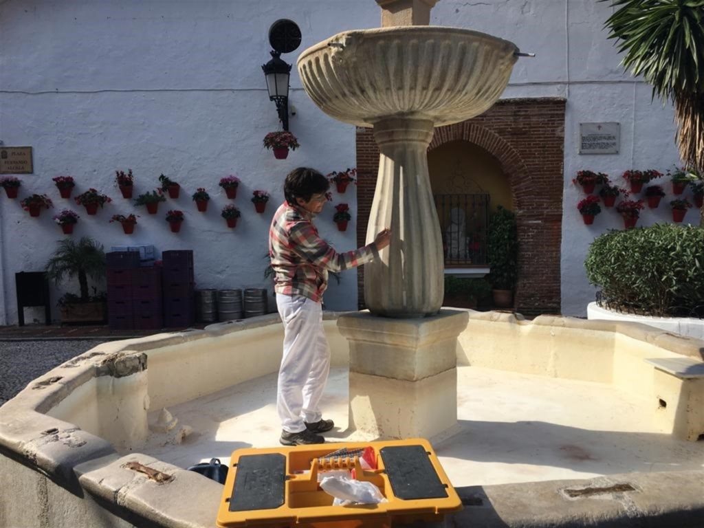 Imagen de los trabajos que se llevan a cabo en la fuente de la Plaza de los Naranjos. FOTO/ Ayto de Marbella