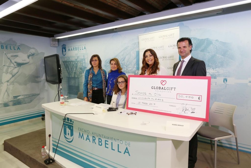 Imagen de la entrega del cheque con Sarah Almagro sentada este jueves en el Ayuntamiento de Marbella. FOTO/ marbella.es
