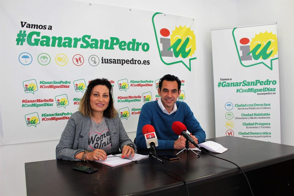 Los ediles de IU Marbella, Victoria Morales y Miguel Díaz, este lunes en rueda de prensa celebrada en su sede de San Pedro. FOTO/ IU
