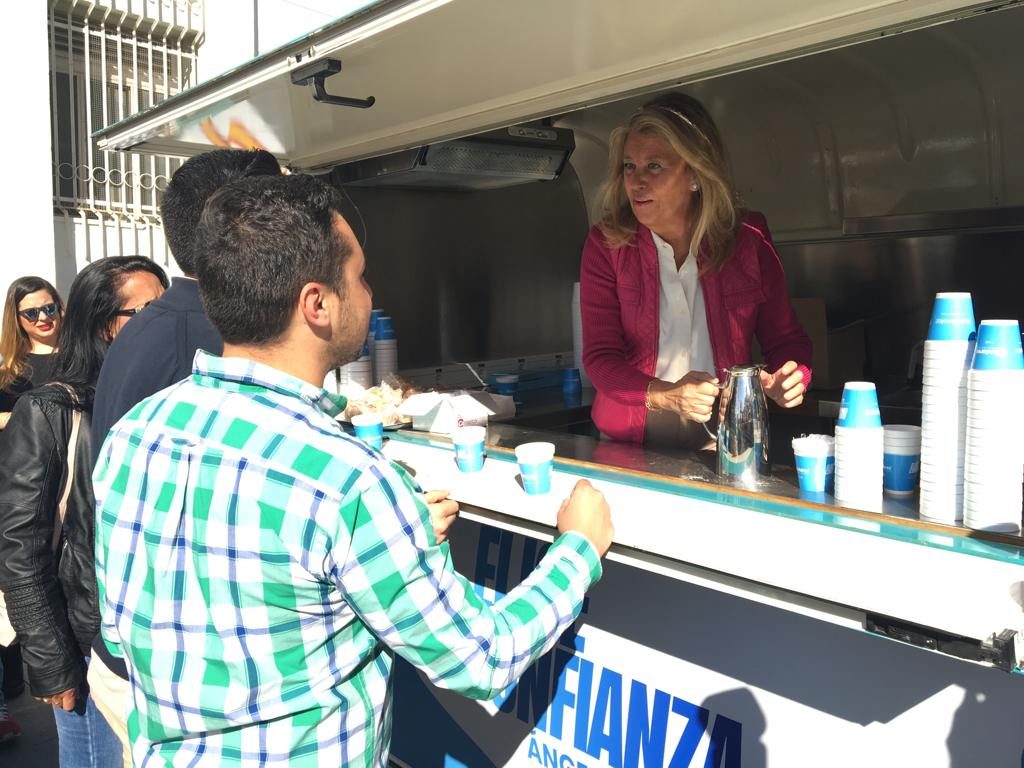 Muñoz, en la furgoneta customizada que el PP utilizará para informar de su gestión a los vecinos, sirve café a simpatizantes del partido. FOTO// M.C