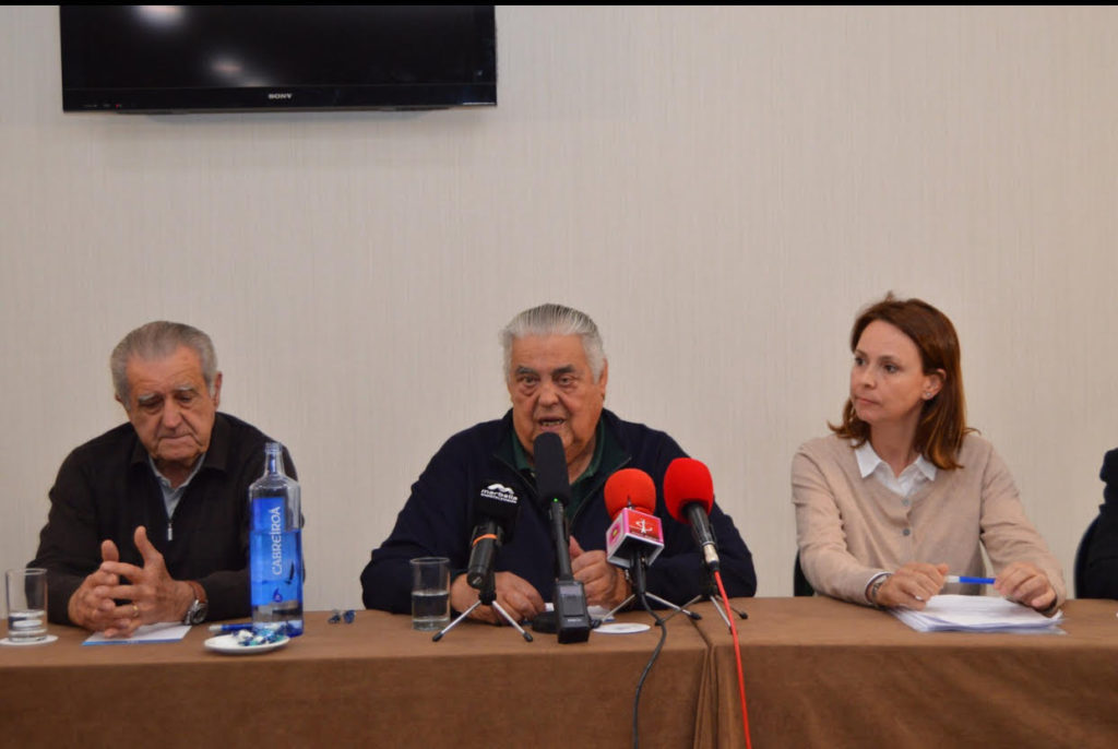 Manuel López (centro) durante una intervención el pasado año, junto a miembros de la plataforma por la segregación de San Pedro. FOTO/ M.C.