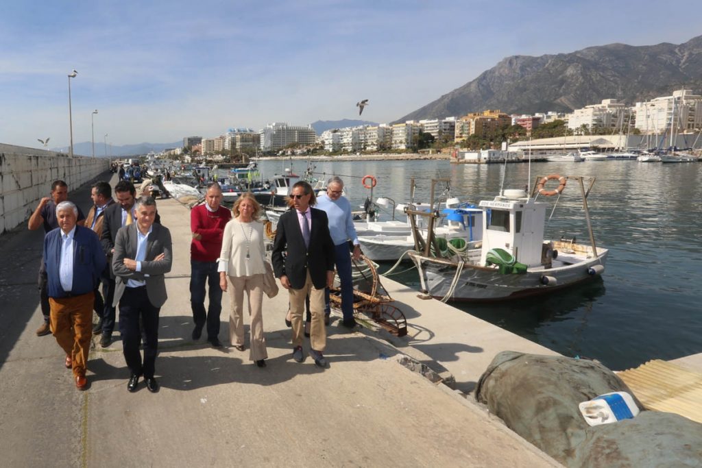 El nuevo gerente de la APPA, Rafael Merino (primero por la drcha (chaqueta azul marino) junto a la alcaldesa, Ángeles Muñoz, durante su visita de este viernes a La Bajadilla en Marbella. FOTO/ marbella.es