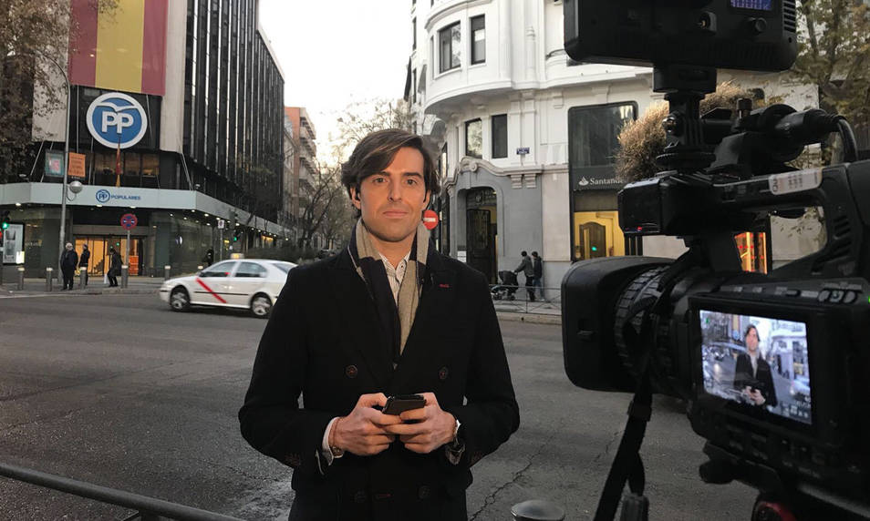 El periodista Pablo Montesinos durante una conexión en directo desde la sede del PP. FOTO/ Libertad Digital