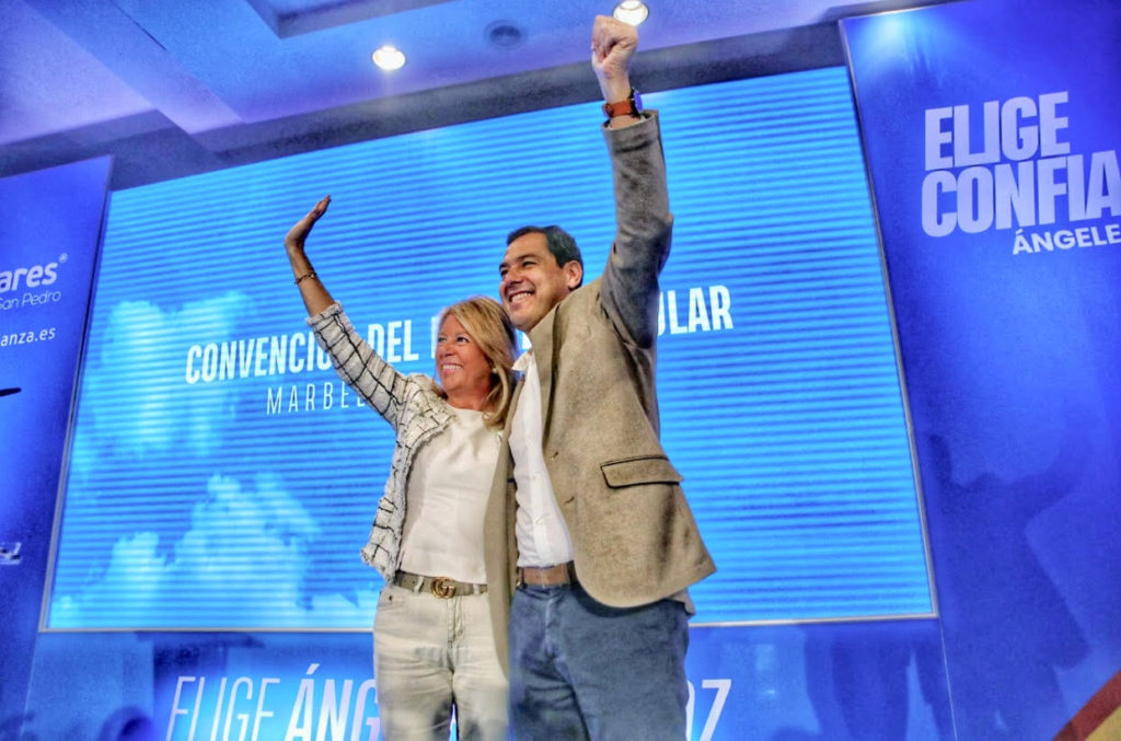 El presidente de la Junta de Andalucía, Juanma Moreno, junto a la candidata a la Alcaldía de Marbella del PP, Ángeles Muñoz, este sábado en la clausura de la convención local de esta formación. FOTO/ Twitter @Juanma_Moreno