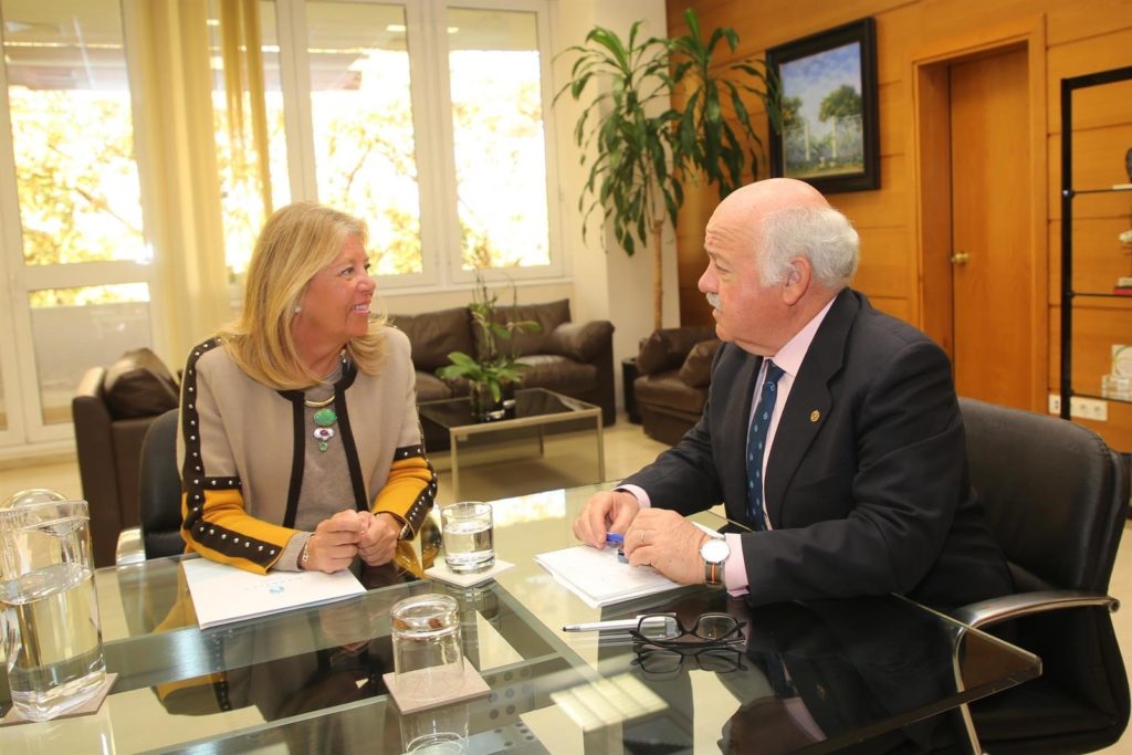 La alcaldesa de Marbella, Ángeles Muñoz, este lunes durante el encuentro que ha mantenido con el consejero de Salud, Jesús Aguirre, en Sevilla. FOTO/ Ayto de Marbella.