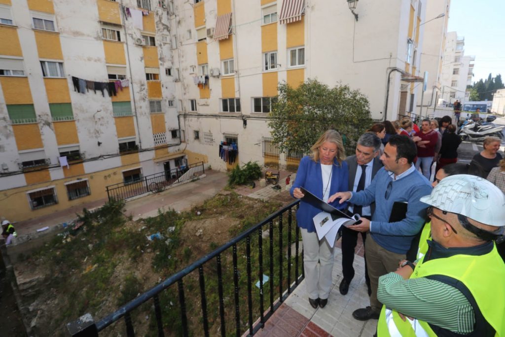 La alcaldesa de Marbella, Ángeles Muñoz, junto al edil de Obras, Javier Martín, este martes en la barriada Plaza de Toros. FOTO/ marbella.es