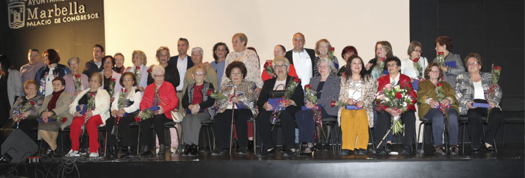 Las mujeres homenajeadas este domingo por parte del candidato a la Alcaldía de Marbella por el PSOE y portavoz local, José Bernal, en el Palacio de Congresos. FOTO/ PSOE