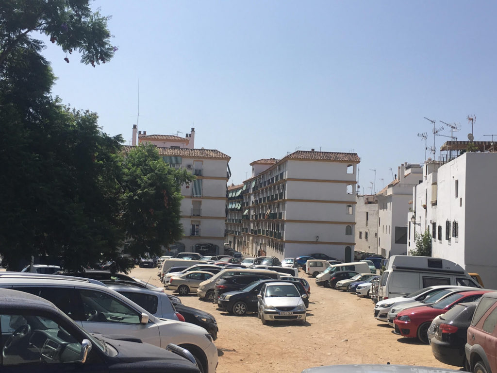 Imagen de la parcela de la calle Postigo, propiedad a partes iguales de Gómez Reyes S.L. y el Ayuntamiento de Marbella, donde se contempla un nuevo plan de aparcamientos. FOTO/ CABANILLAS