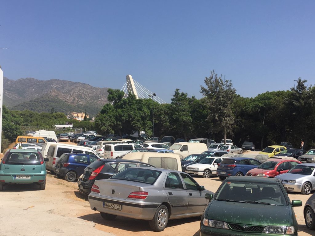 Imagen de la parcela de la calle Postigo, propiedad a partes iguales de Gómez Reyes S.L. y el Ayuntamiento de Marbella, donde se contempla un nuevo plan de aparcamientos. FOTO/ CABANILLAS