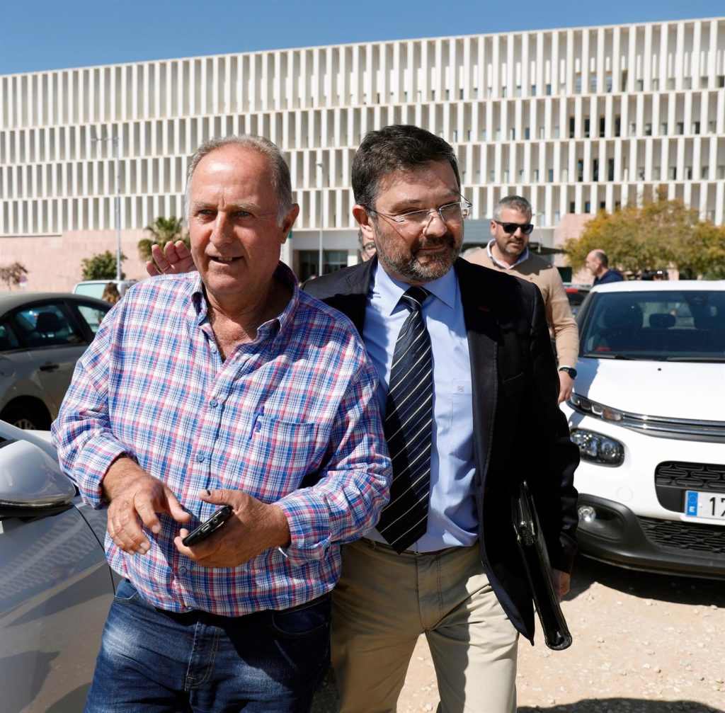 El empresario que hizo la perforación en la que cayó Julen, a su llegada a los Juzgados de Málaga. FOTO// E.P